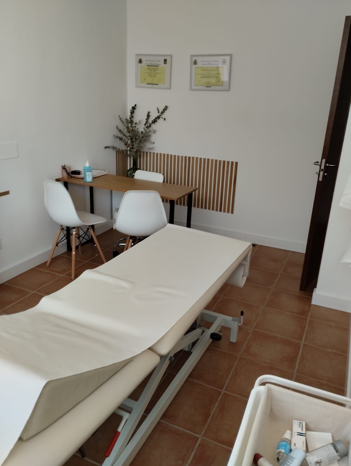 Una habitación con una mesa y sillas y una cama