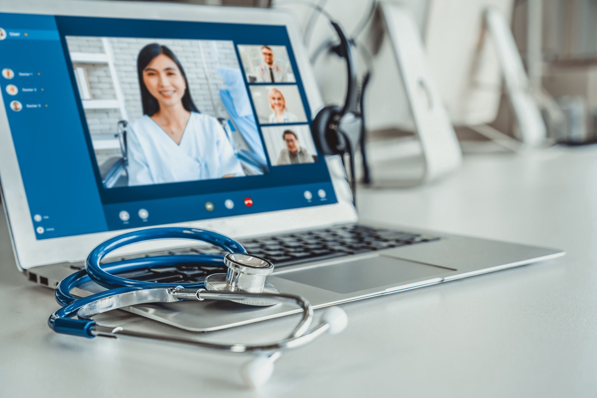 Una computadora portátil con un estetoscopio encima.