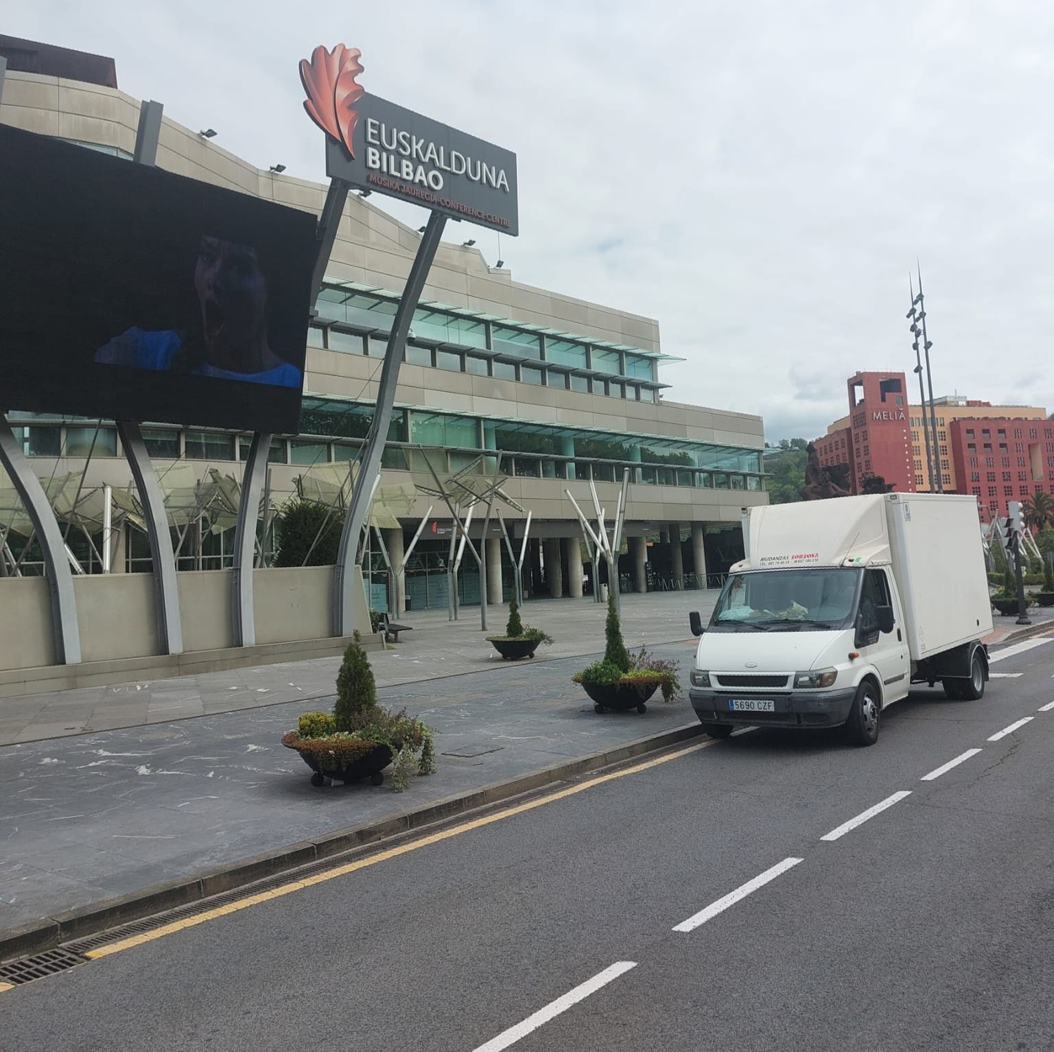 Un camión blanco está estacionado al costado de la carretera.