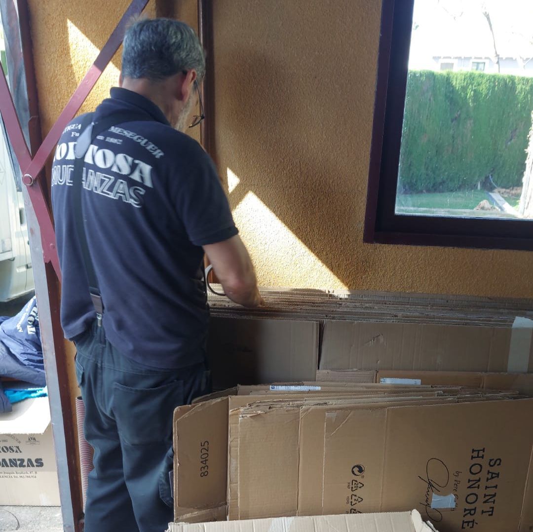 Un hombre que lleva una camisa negra que dice 'Saint Honore' en la espalda.