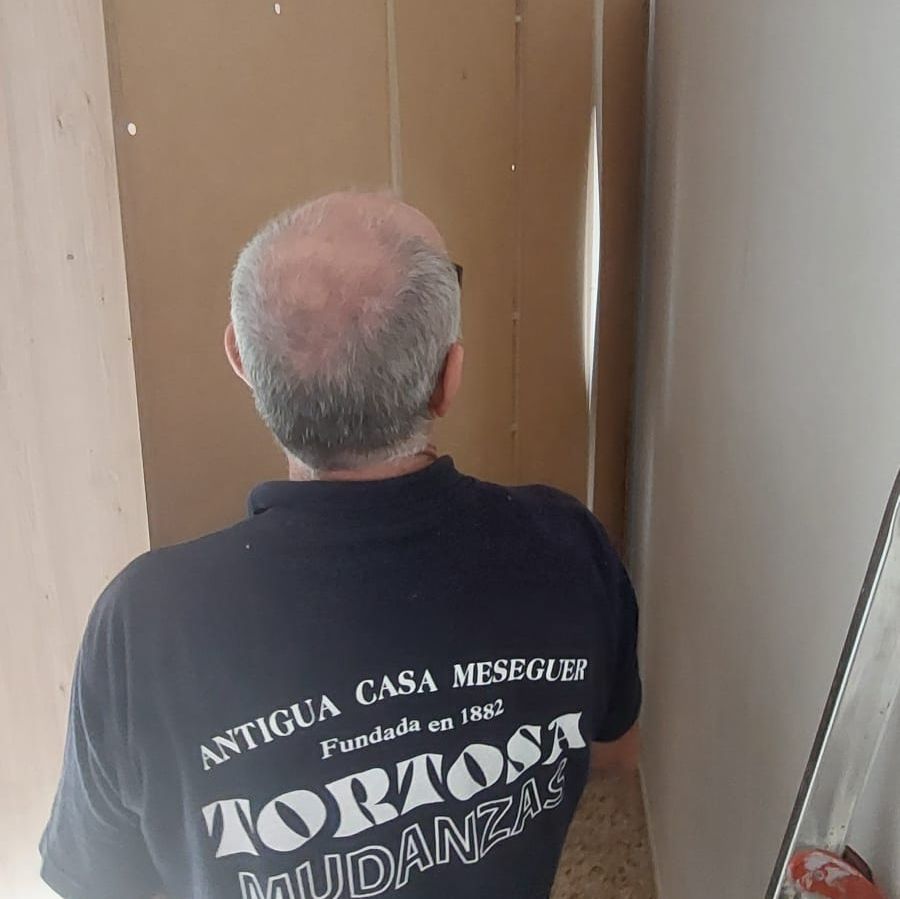 Un hombre lleva una camisa de Tortosa Mudanzas.
