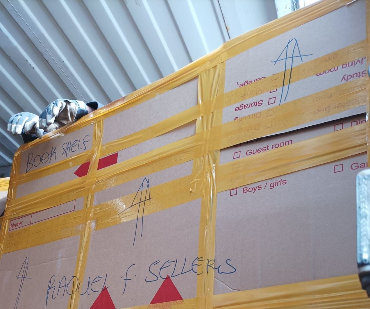 Varias cajas están pegadas con cinta adhesiva y una dice