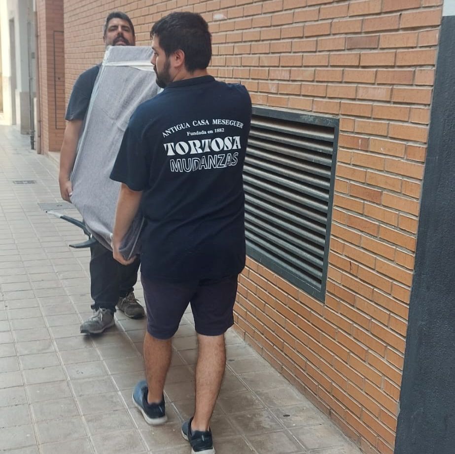 Un hombre que lleva una camiseta que dice tortuga.