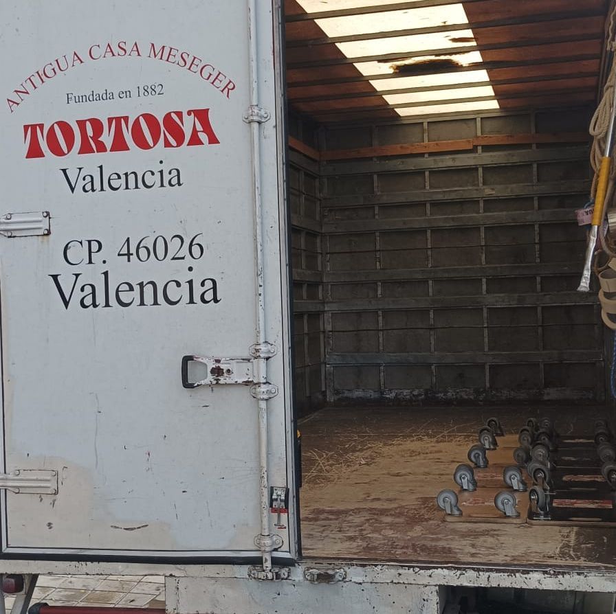 La parte trasera de un camión de Tortosa Valencia con la puerta abierta.
