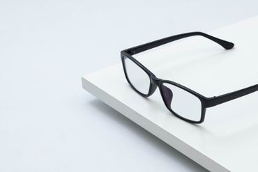 Schwarze Brille auf weißem Untergrund