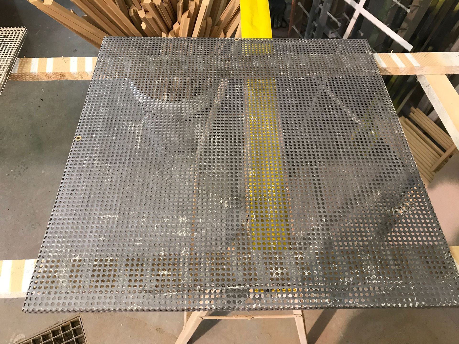 Deckengitter nach dem Sandstrahlen - Malergeschäft Richner