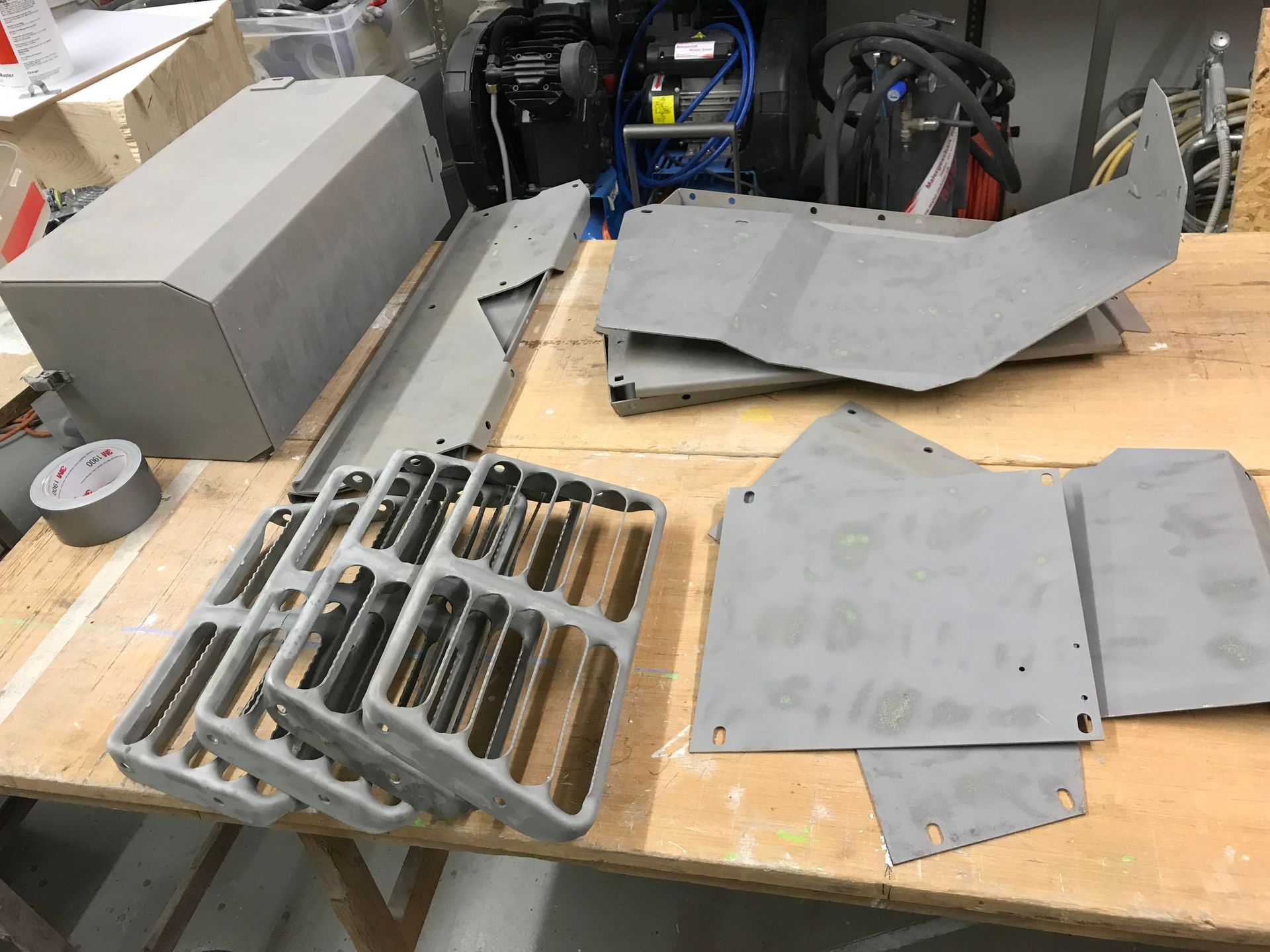 Diverse Kleinteile von Landmaschinen nach dem Sandstrahlen - Malergeschäft Richner