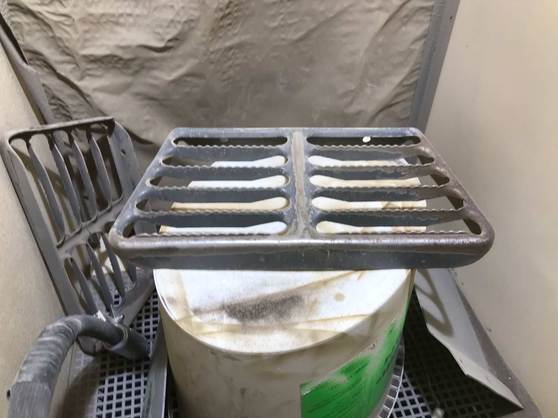 Diverse Kleinteile von Landmaschinen nach dem Sandstrahlen 1 - Malergeschäft Richner