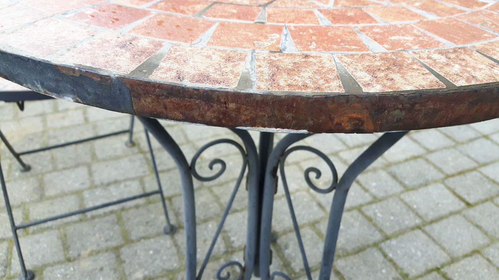 Gartentisch vor dem Sandstrahlen - Malergeschäft Richner