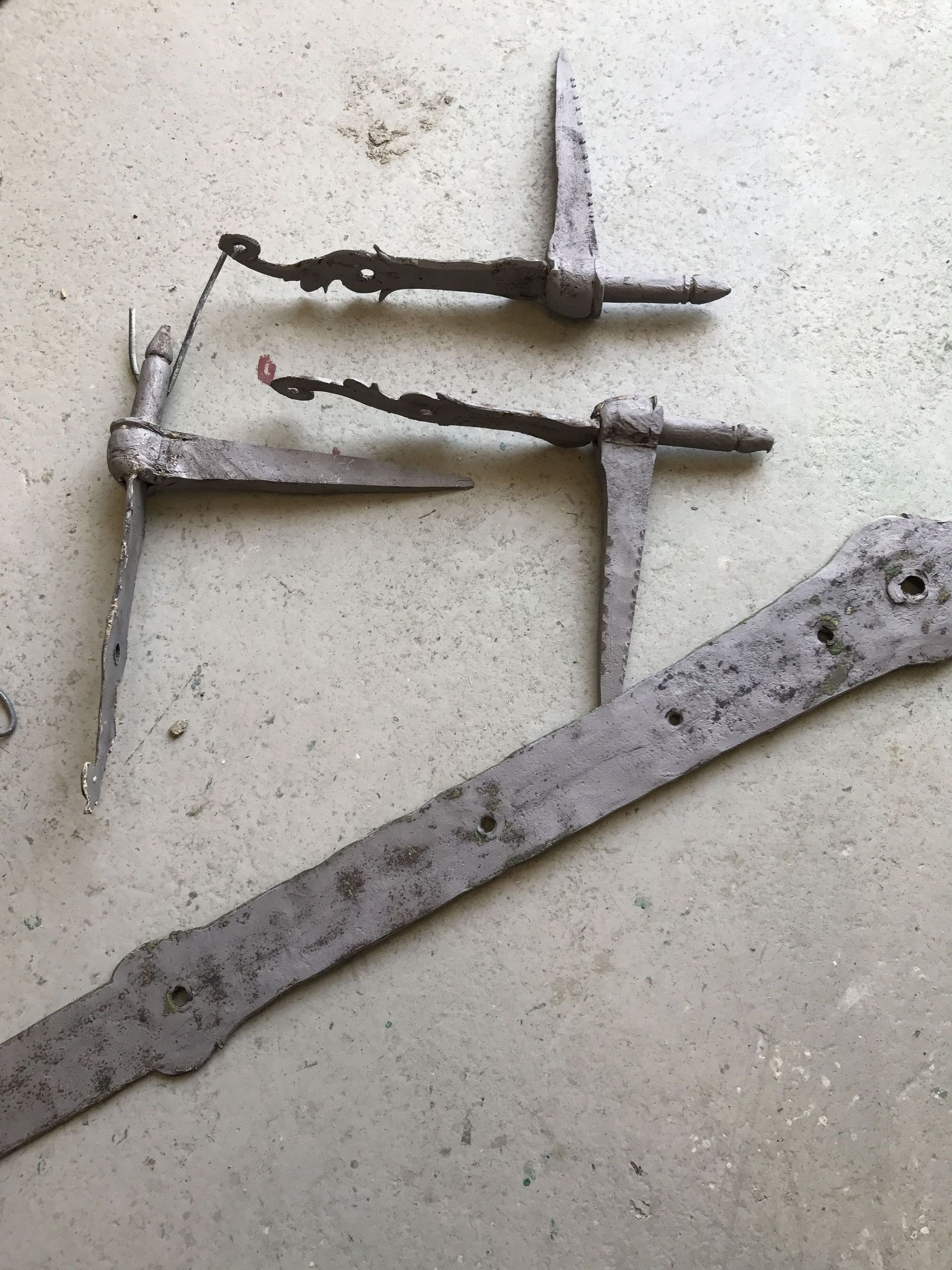 Handgeschlagene Torbeschläge nach dem Sandstrahlen - Malergeschäft Richner