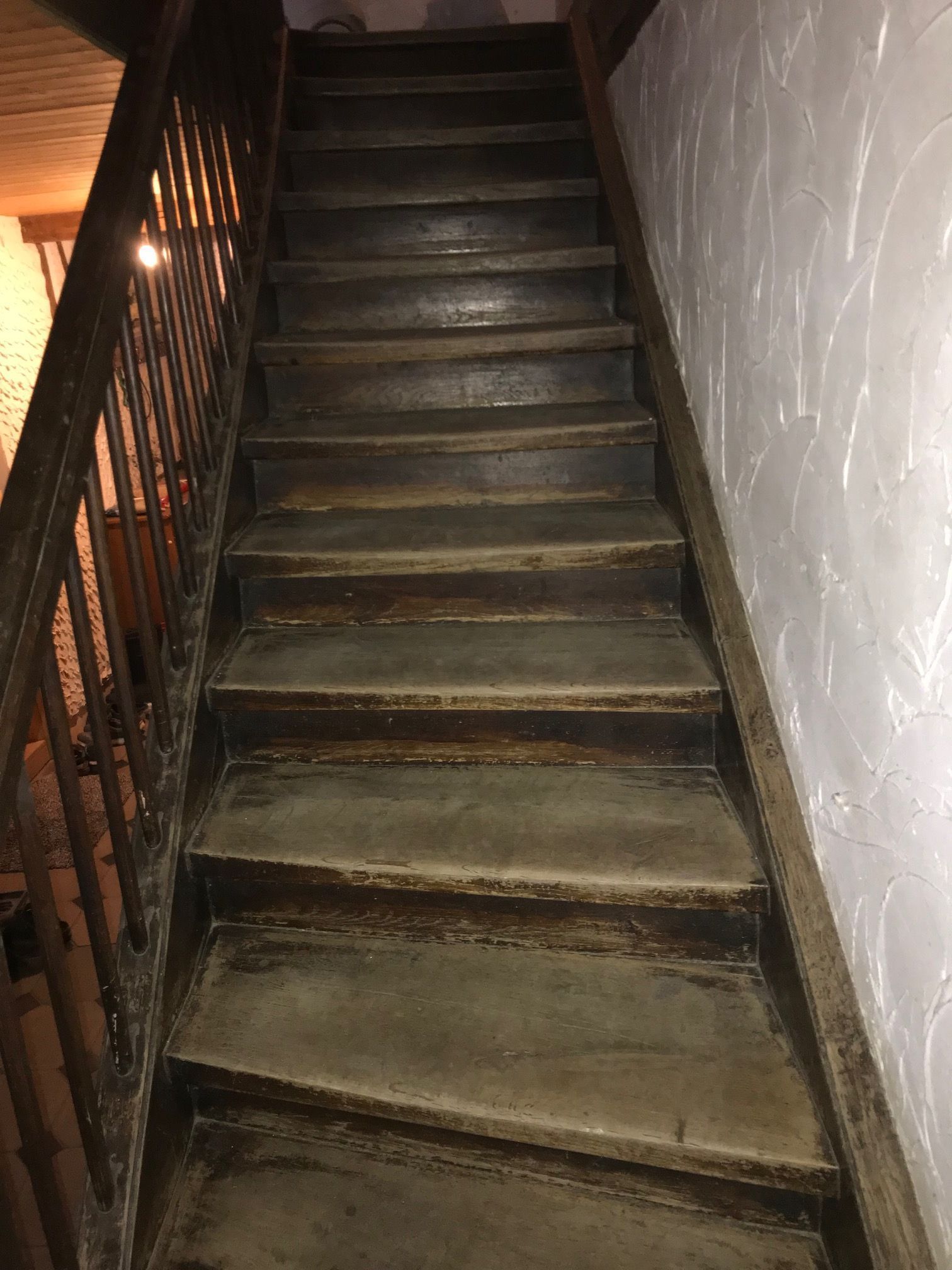 Treppen vorher - Malergeschäft Richner