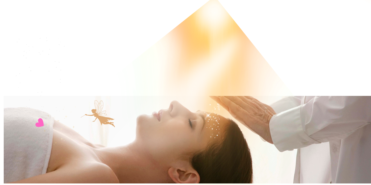 Une femme reçoit des soins, une lumière éclatante au-dessus d'elle. Sa main est au-dessus de sa tête.