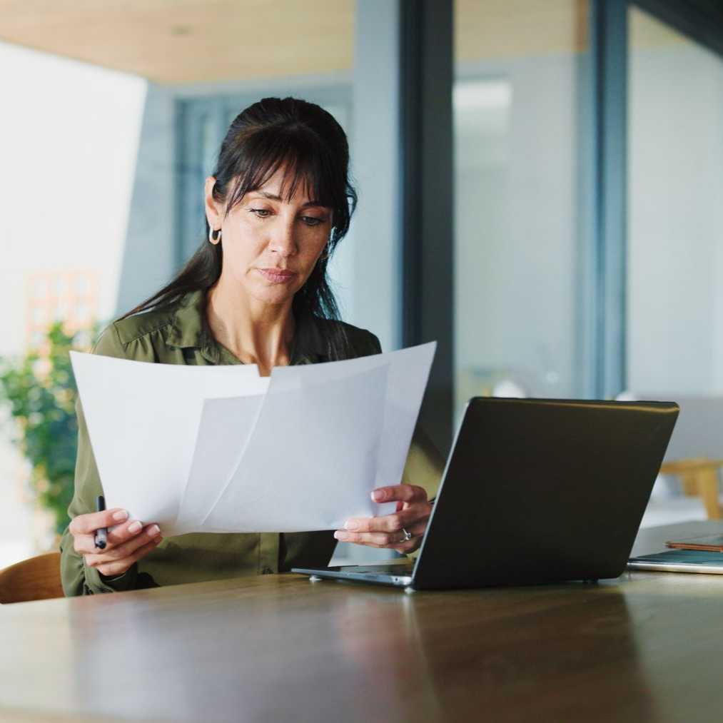 Femme consultant des papiers.