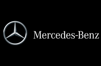 Das Mercedes-Benz Logo, ein silberner dreizackiger Stern in einem Kreis, daneben der Firmenname in Weiß auf schwarzem Hintergrund.