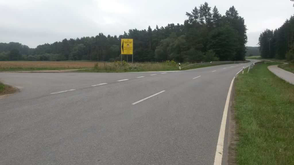Einfahrt Pyras Straße mit einem gelben Einfahrtsschild