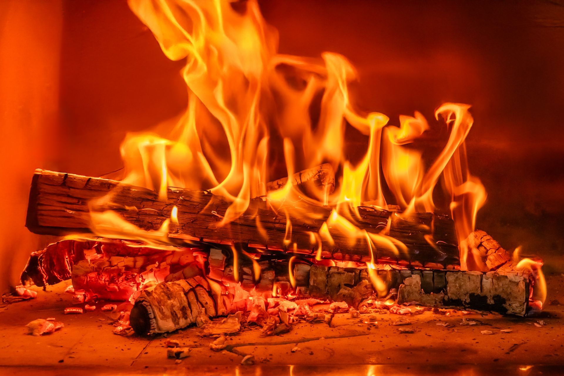 Des bûches de bois en train de brûler.