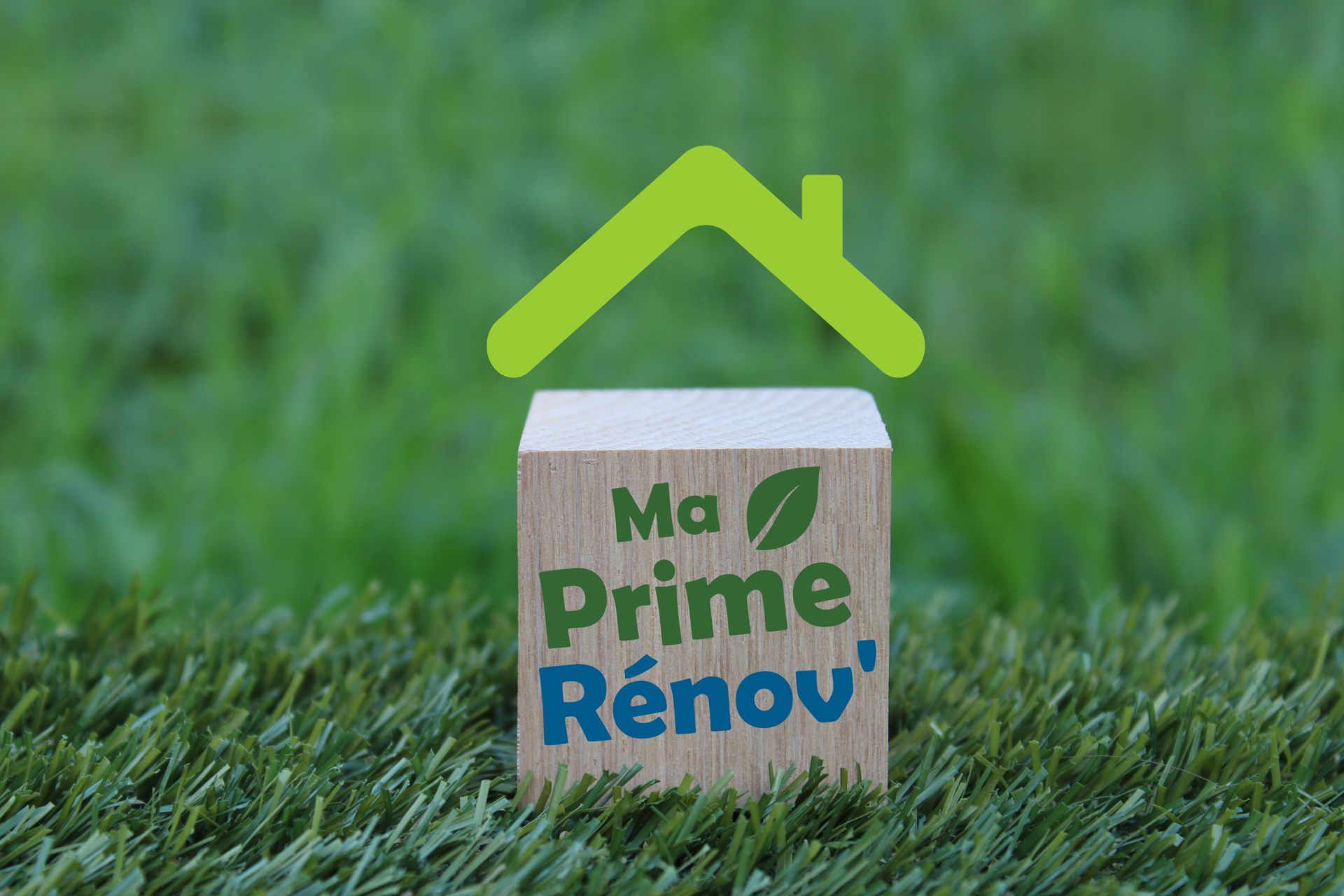 Un cube dans l'herbe avec le logo MaPrimeRénov' dessus.