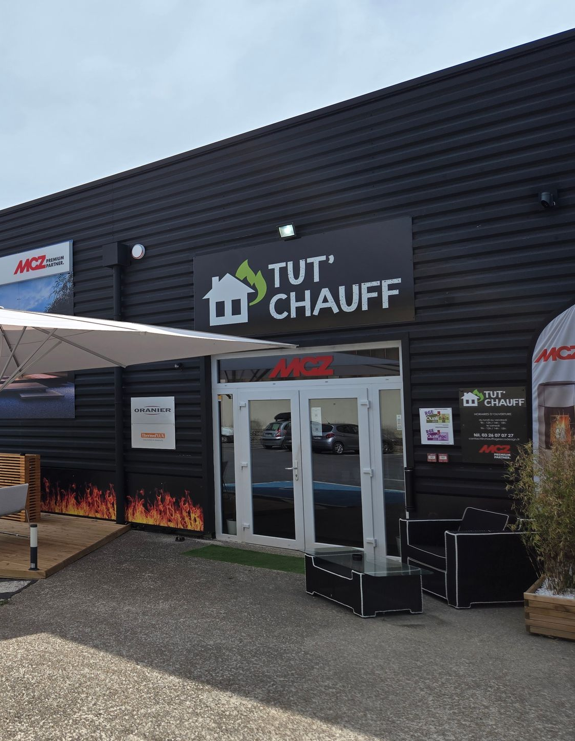 Un local avec le logo MCZ dessus.