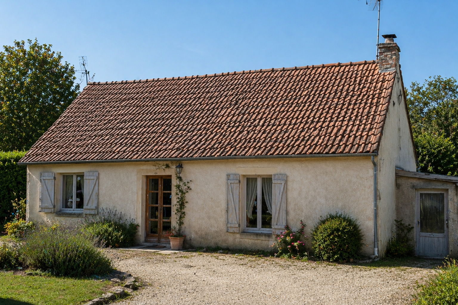 Vue en plongée d'un toit de tuiles en terre cuite orange vif.