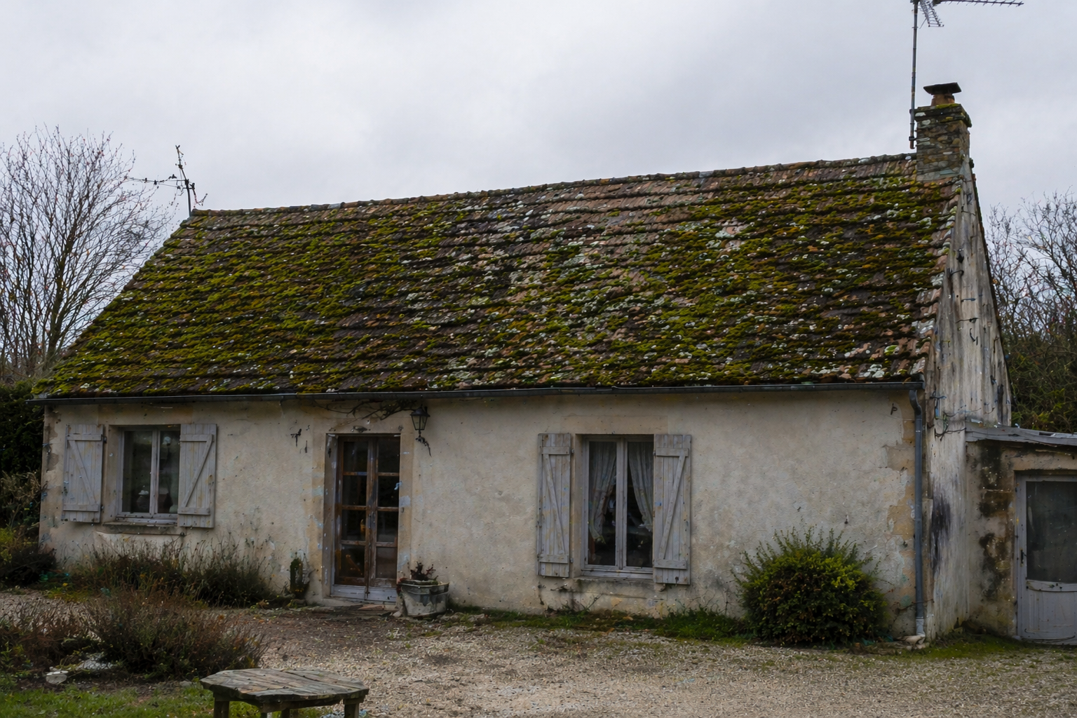 Vue en plongée d'un toit de tuiles en terre cuite orange vif.