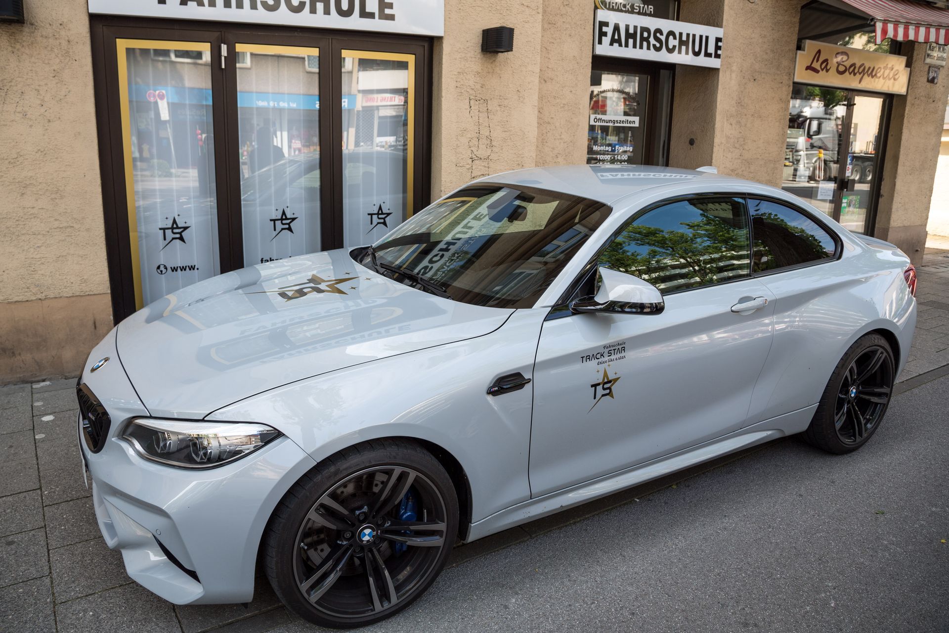 silberner Fahrschulwagen der Fahrschule TrackStar