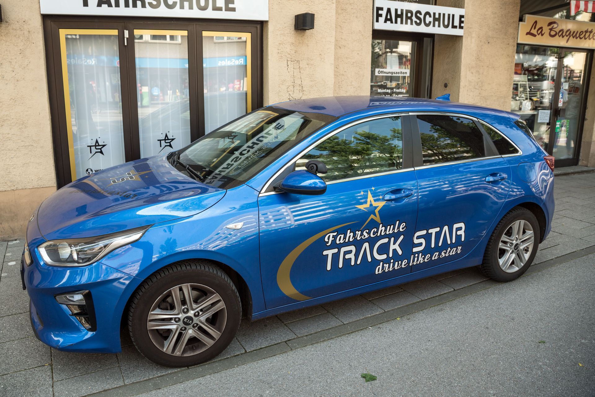 Blauer Fahrschulwagen der Fahrschule TrackStar