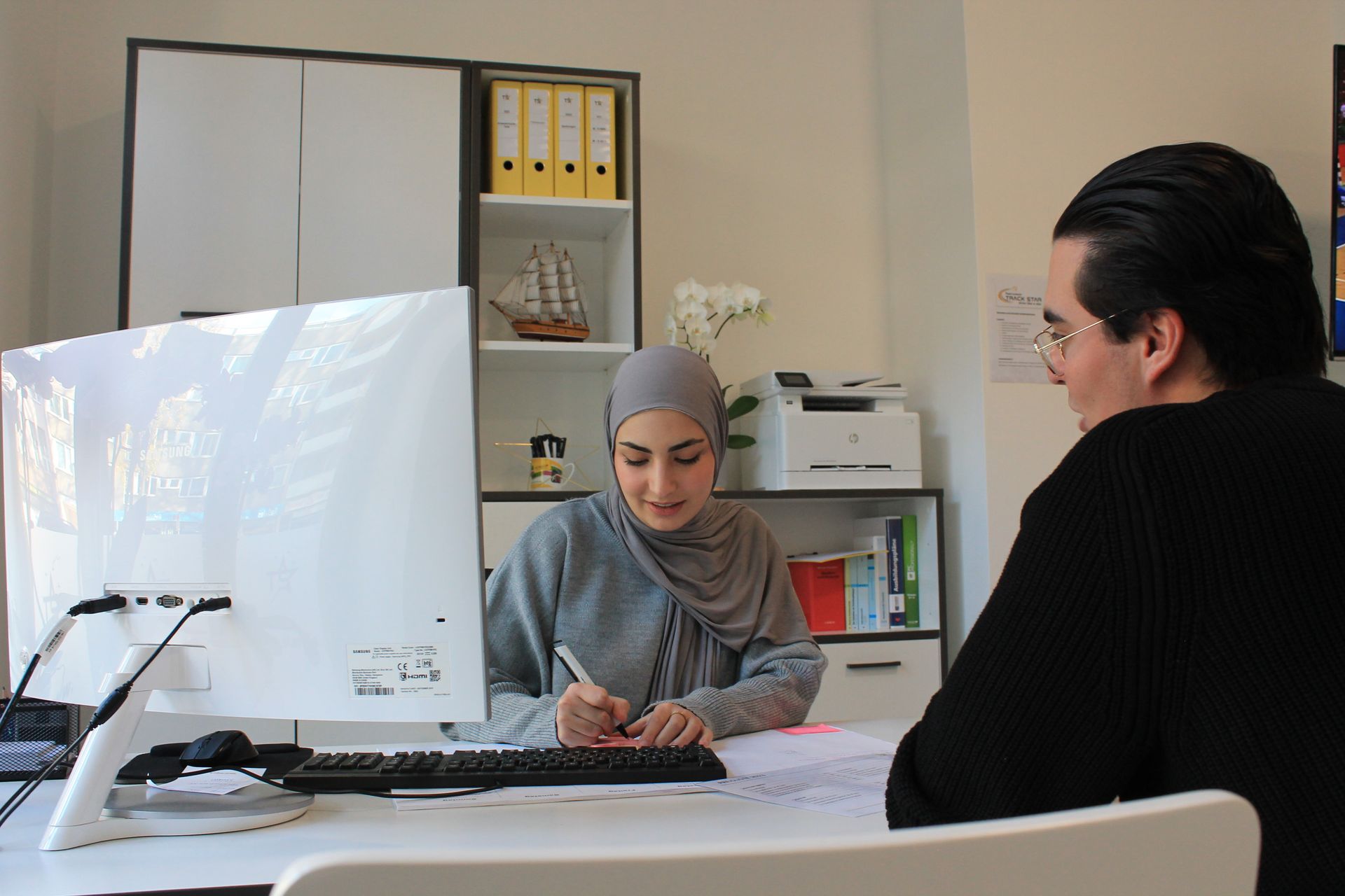 Fatma meldet Fahrschüler bei der Fahrschule an