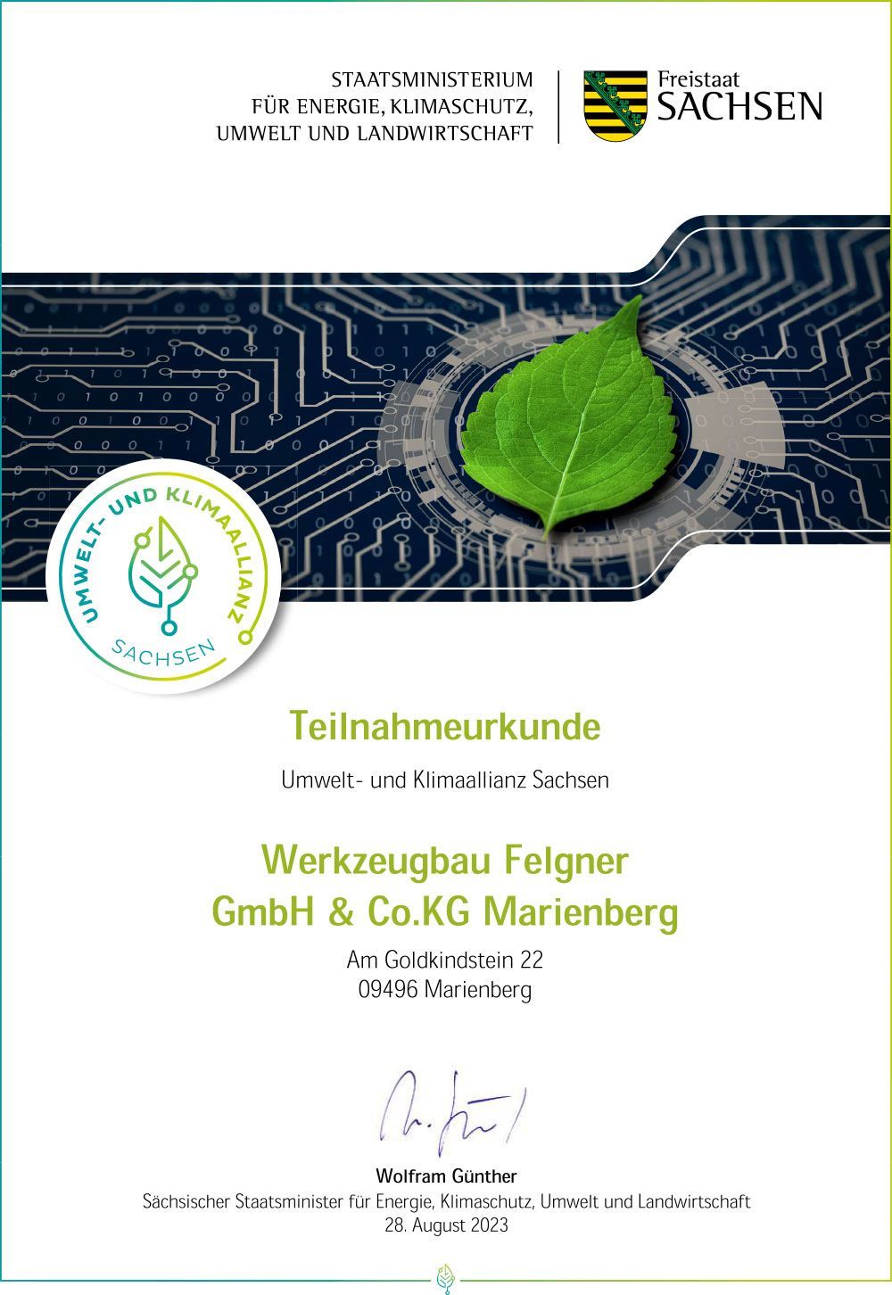 Ein Zertifikat mit einem grünen Blatt auf einer Leiterplatte.