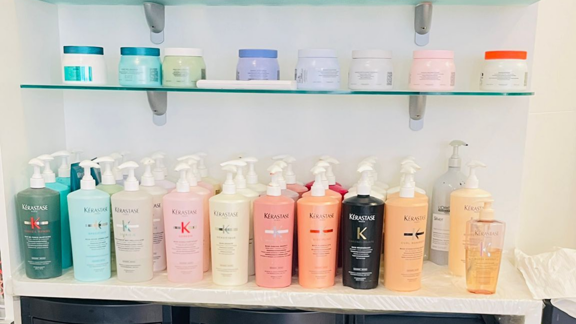 Regale mit verschiedenen Haarpflegeprodukten in bunten Flaschen und Tiegeln.