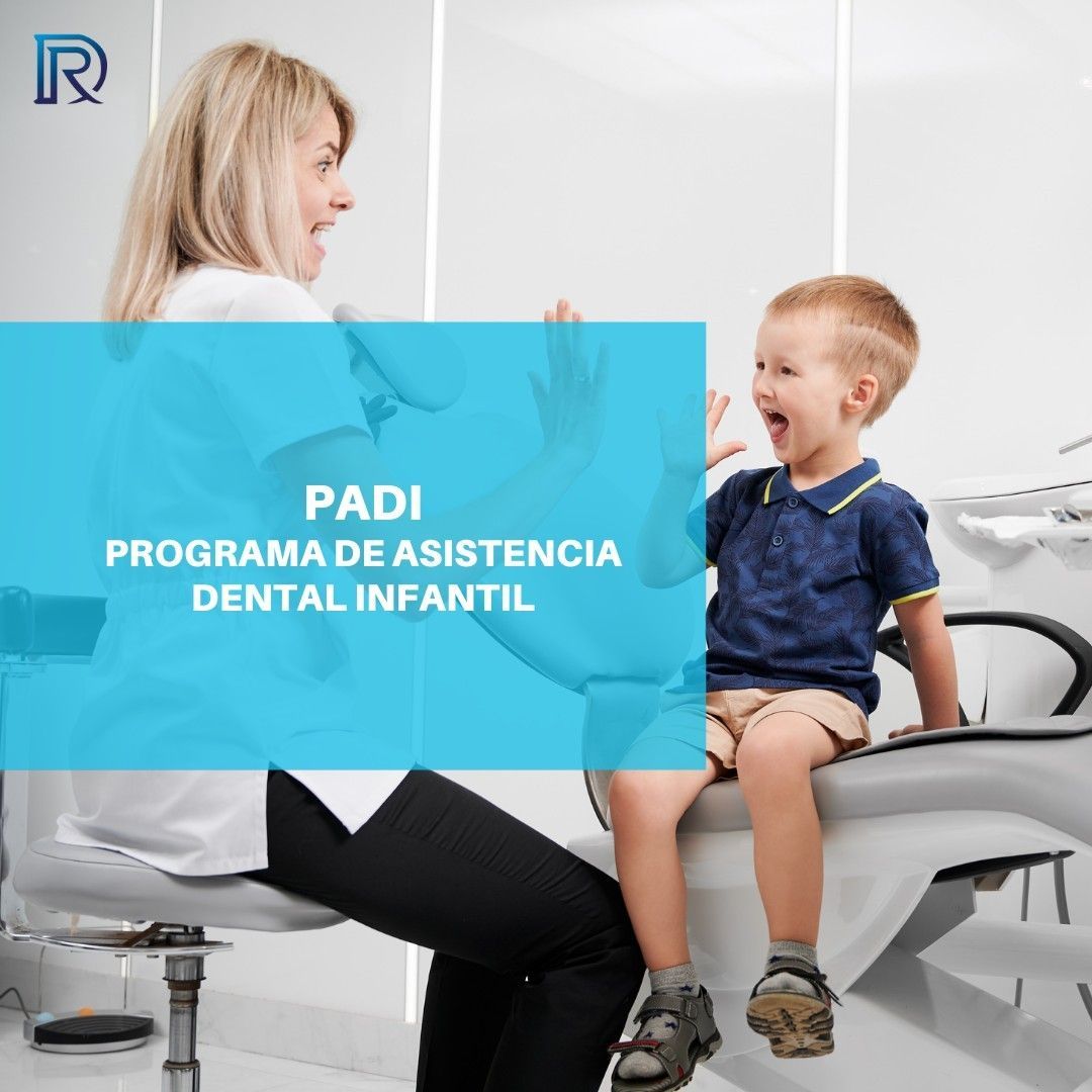 Dentista y niño en silla dental; el texto dice 