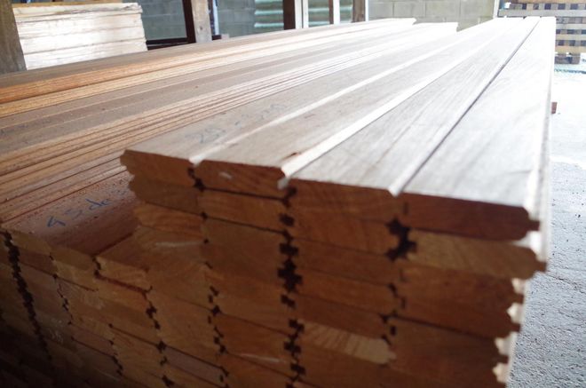 Planches de bois empilées