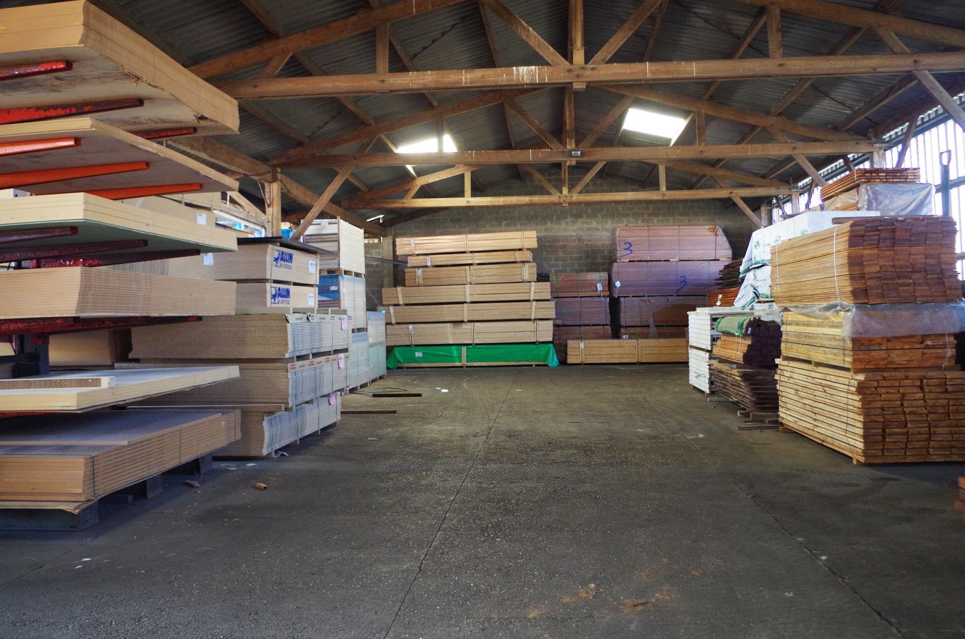 Entrepôt avec stock de planches de bois