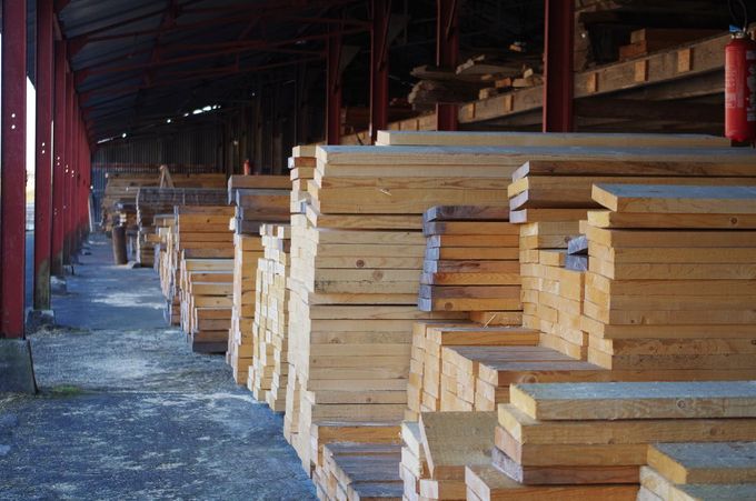 Entrepôt avec bois de charpente