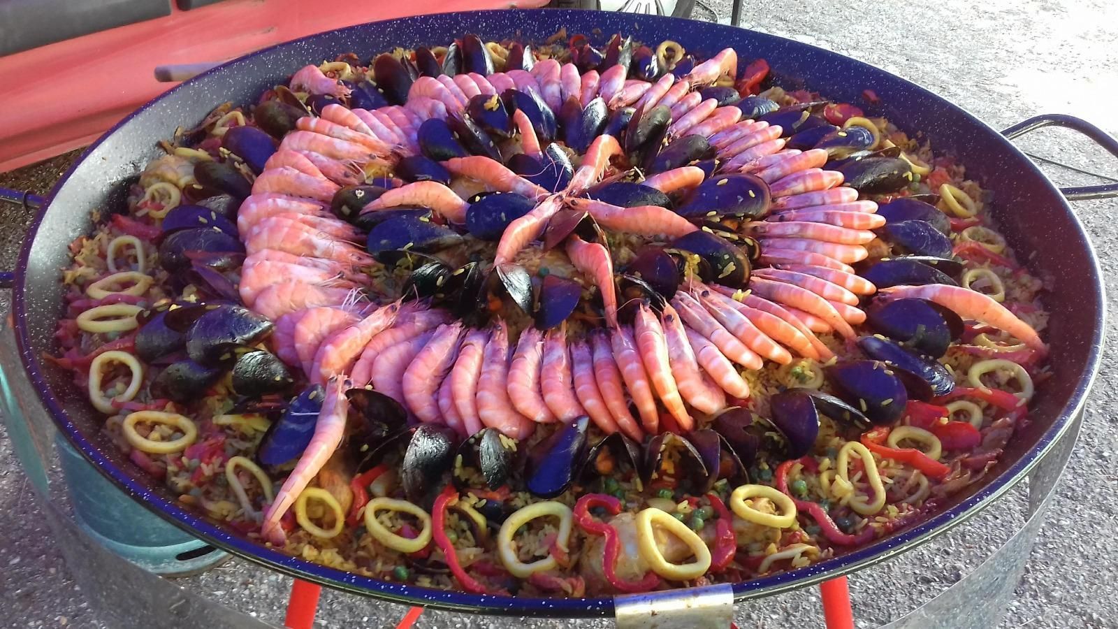 Plateau de paella calamars, moules crevettes.