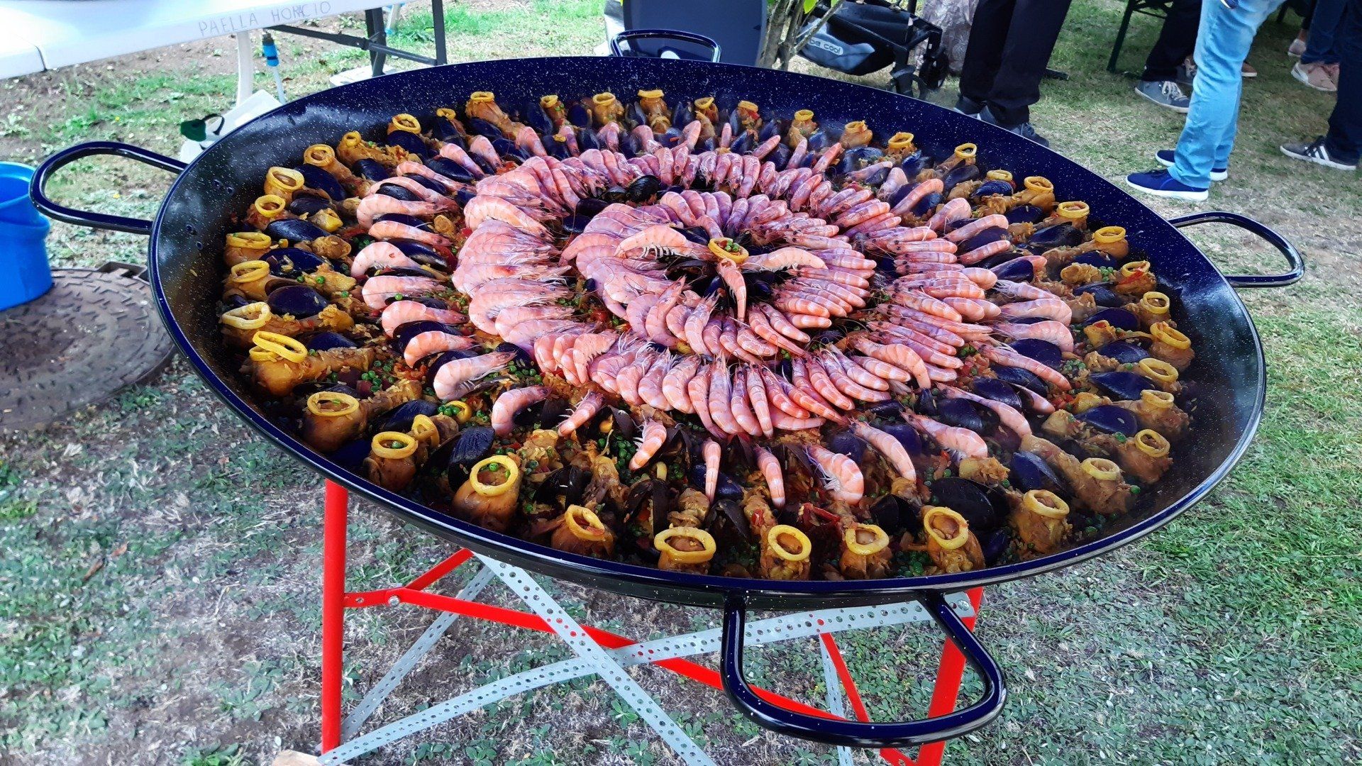 Plateau de paella crevettes et moules.
