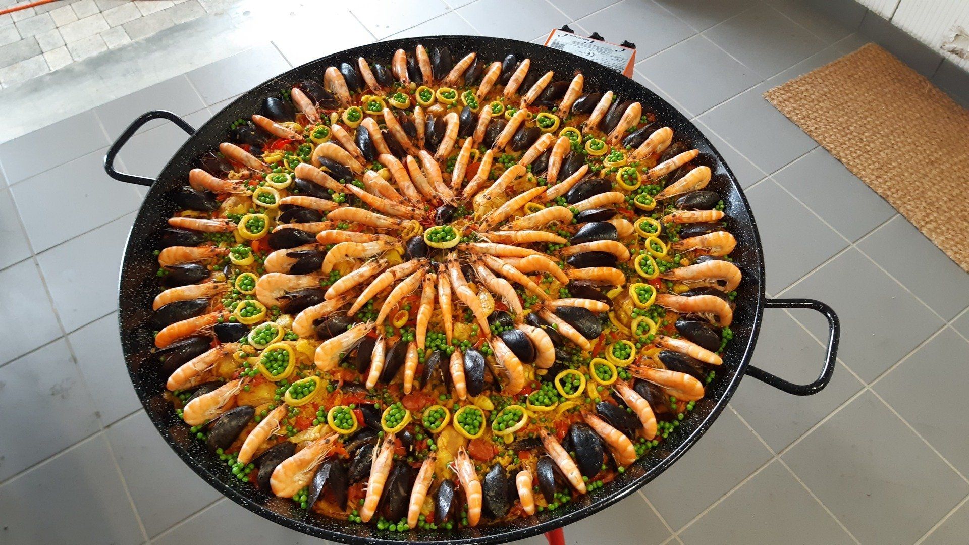 Plateau de paella dans poele.