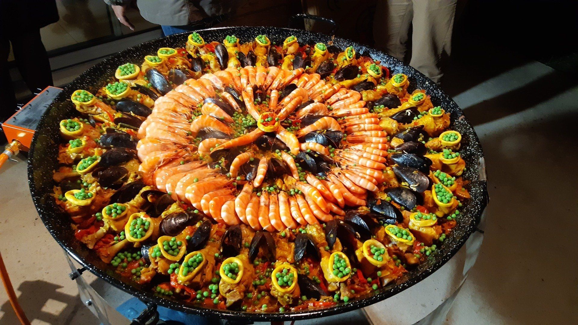 Plateau de paella crevettes alignées.