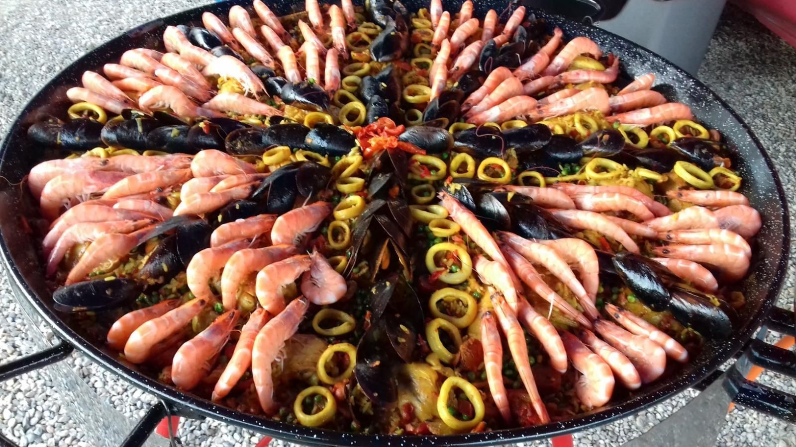 Plateau de paella moules en formes de rayons.