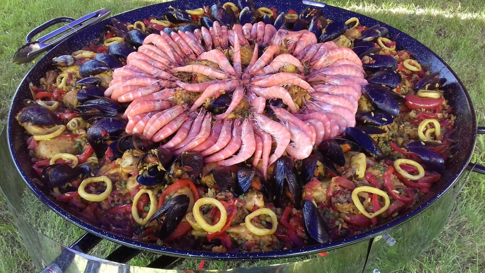 Plateau de paella avec supplément de crevettes.