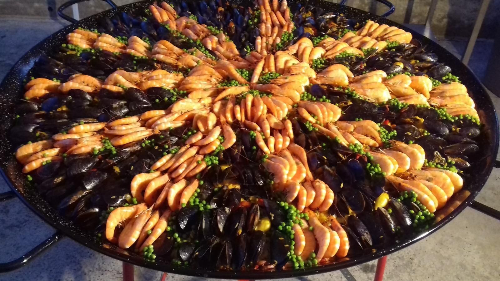 Plateau de paella en forme de soleil.