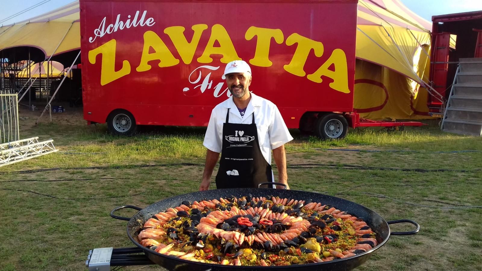 M. Horacio cuisinant devant le cirque Zavatta