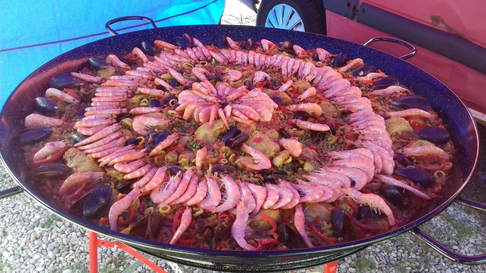 Plateau de paella de fruits de mer.