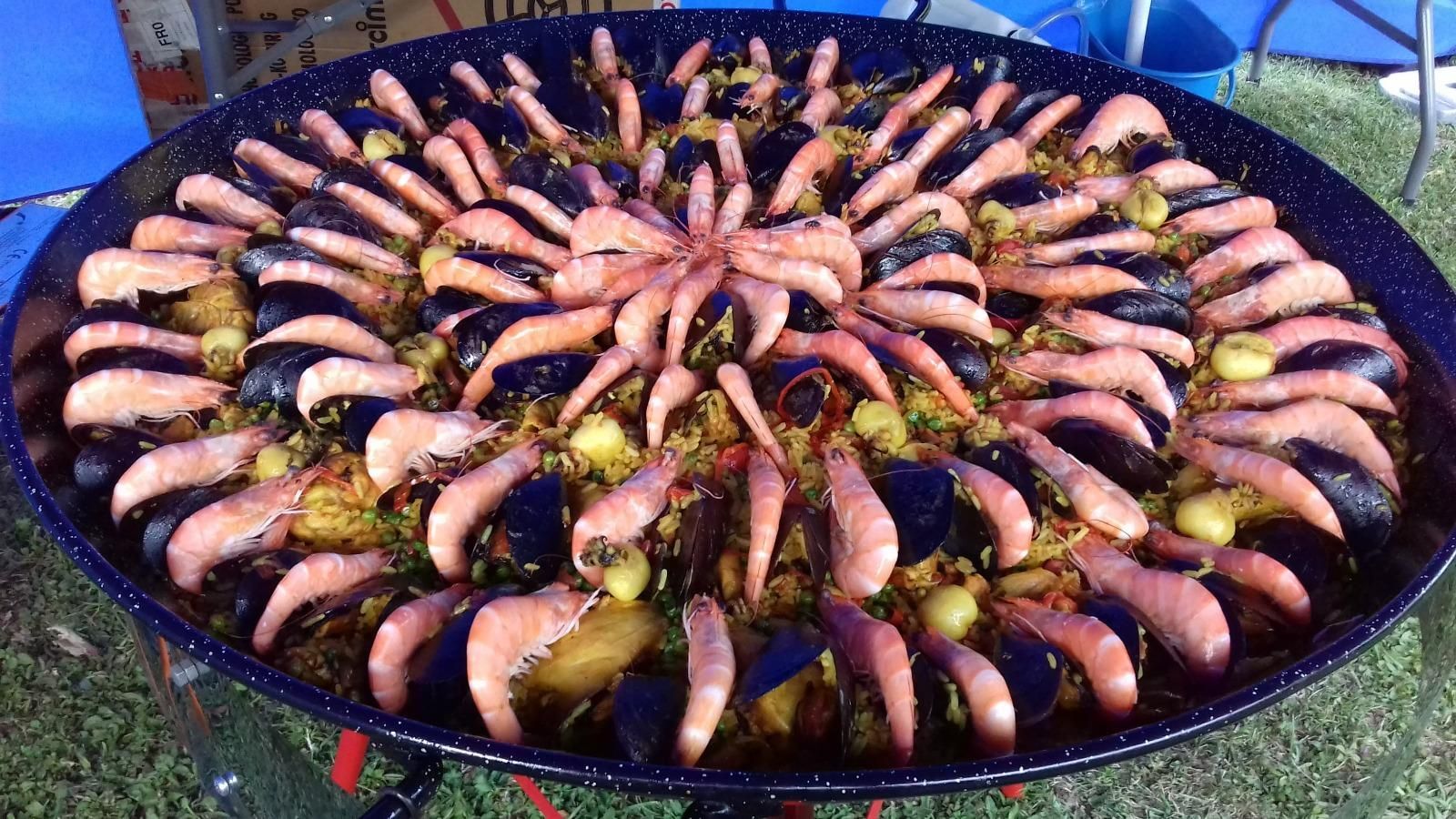 Plateau de paella fruits de mers ordonnés.