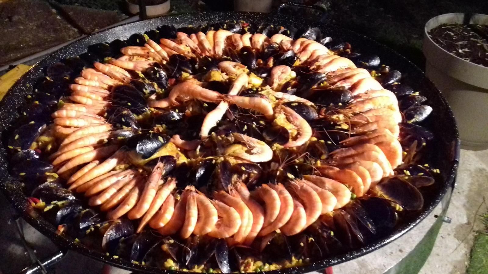 Plateau de paella riz crevettes moules.