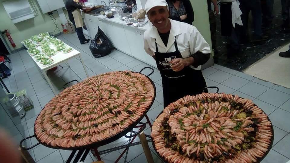 M. Horacio préparant 2 paellas.