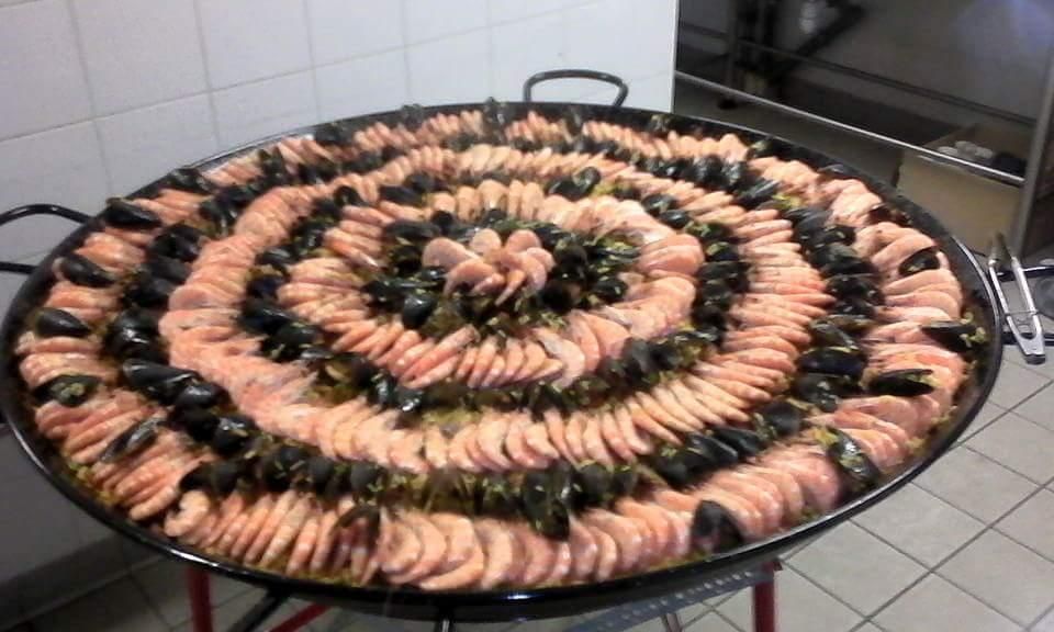 Plateau de paella centre de crevettes.