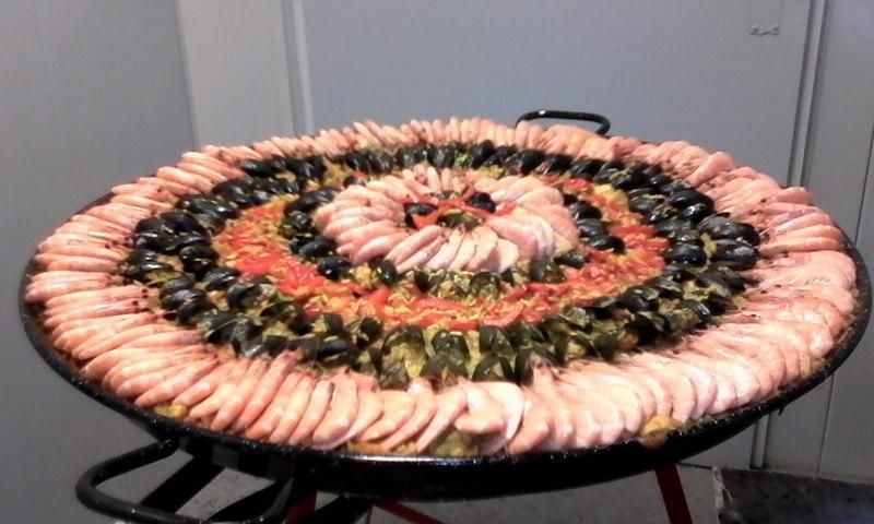 Plateau de paella centre de moules et poivrons.