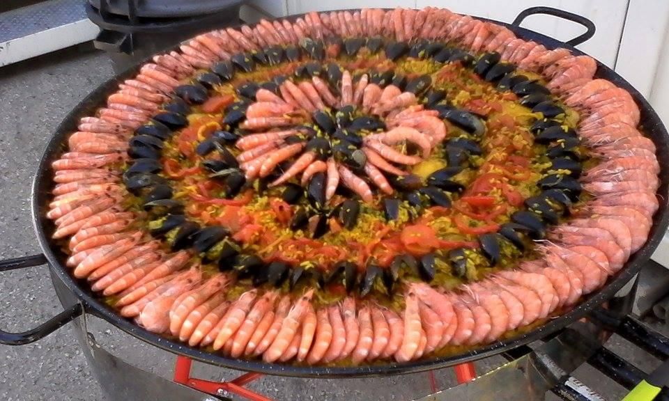 Plateau de paella avec supplément de poivrons.