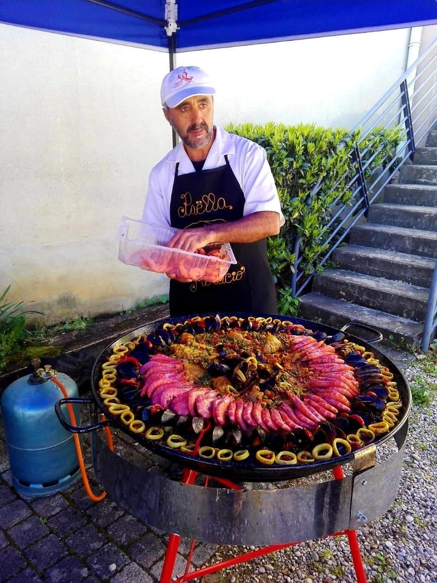 M. Horacio préparant les crevettes.