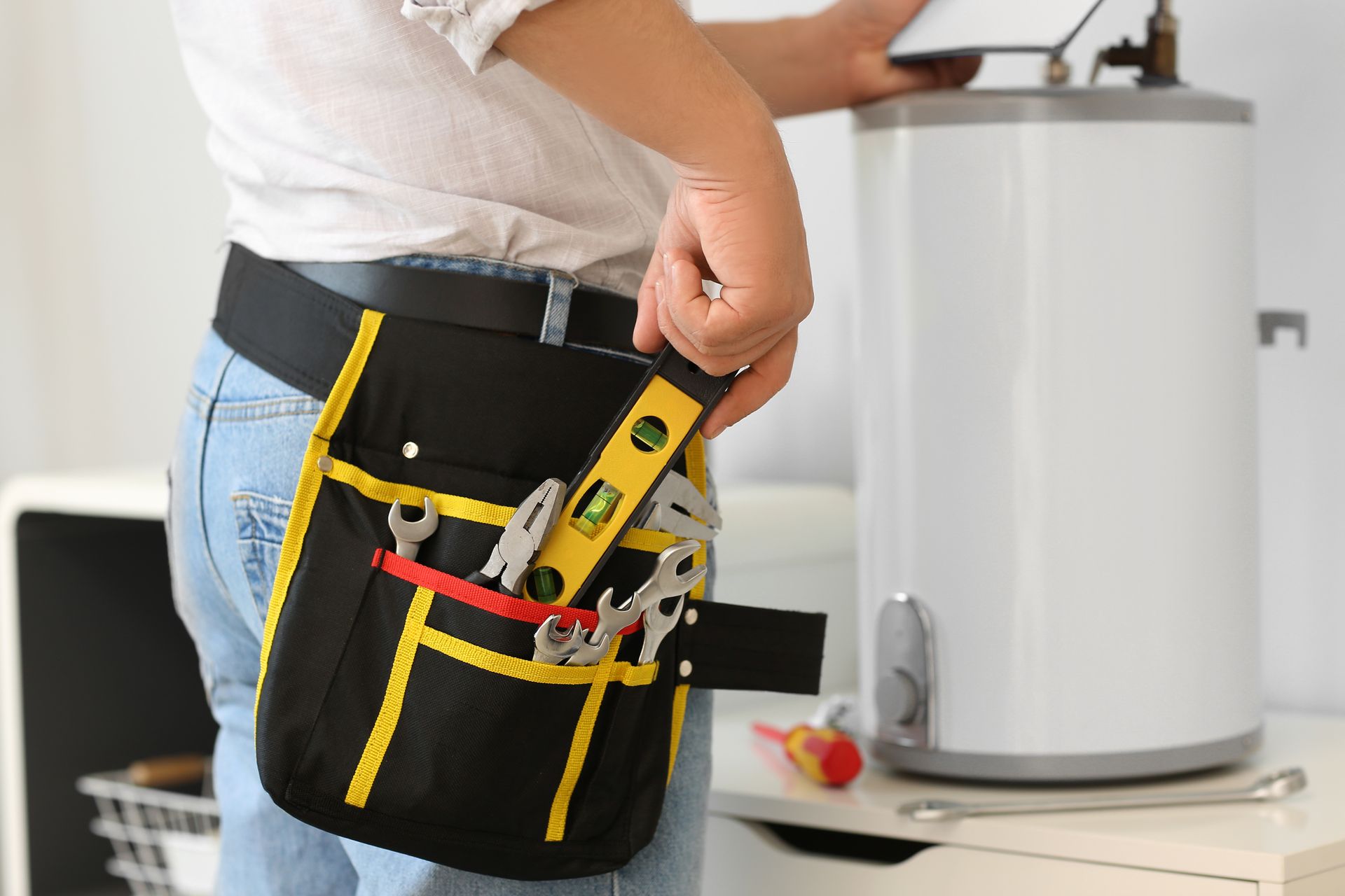 Une chaudière bleue se trouve dans une pièce à côté d'un réservoir rouge.